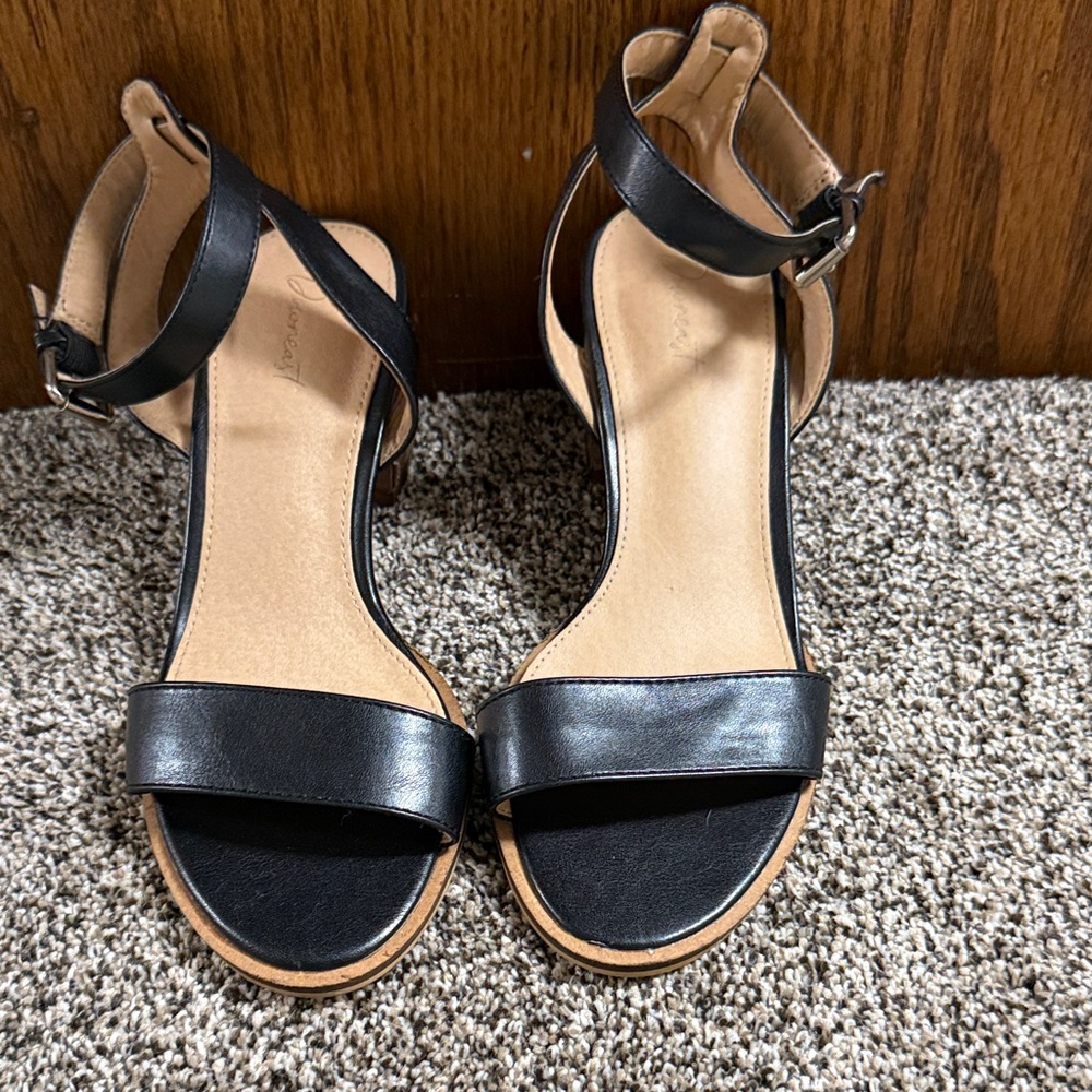 DownEast Black and Tan Sandals